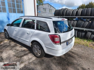 Opel Astra H na części lub w całości. Uszkodzony Silnik
