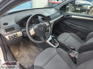 Opel Astra H na części lub w całości. Uszkodzony Silnik